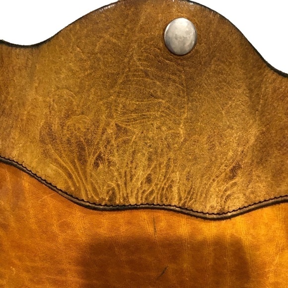 Vintage, possibly hand made,rustic tooled leather pouch with shoulder strap. - Picture 2 of 11